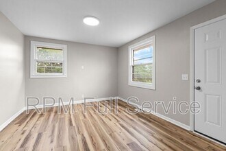 895a W Sharpe Ave in Nashville, TN - Foto de edificio - Building Photo