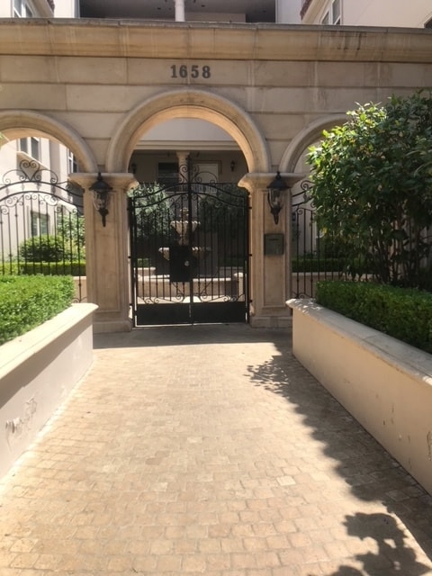 1658 Camden Ave, Unit 203 in Los Angeles, CA - Foto de edificio - Building Photo