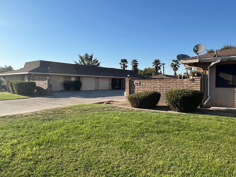 406 W Carob Ave in Reedley, CA - Building Photo