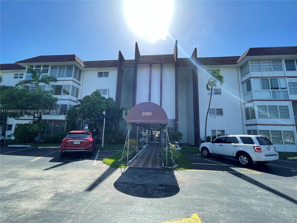 2061 NW 47th Ter, Unit LAUDERHILL in Lauderhill, FL - Foto de edificio