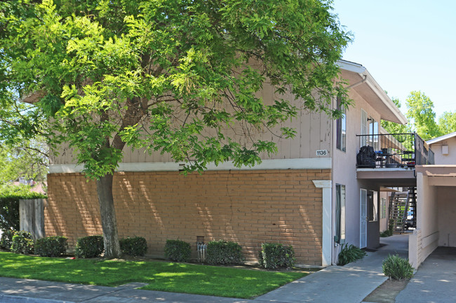 1064-1136 Helm Ave in Clovis, CA - Foto de edificio - Building Photo