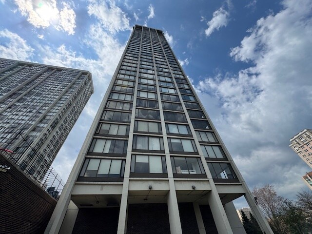 5455 N Sheridan Rd in Chicago, IL - Building Photo