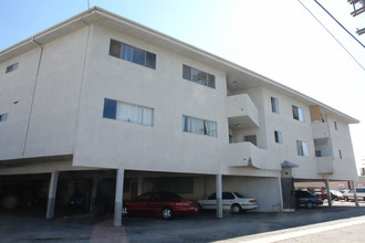 Park Manor Apartments in Tarzana, CA - Building Photo - Building Photo