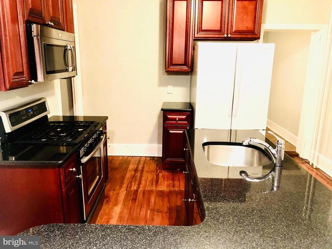 253 Roxborough Ave in Philadelphia, PA - Building Photo - Building Photo