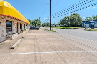 2125 Strawberry Rd in Pasadena, TX - Building Photo - Building Photo