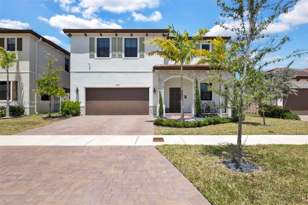 10333 SW 232nd St in Quail Heights, FL - Building Photo