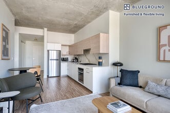 165 N Desplaines St in Chicago, IL - Foto de edificio - Building Photo