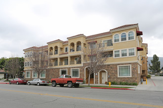 Casa Bella Apartments in Santa Paula, CA - Building Photo - Building Photo