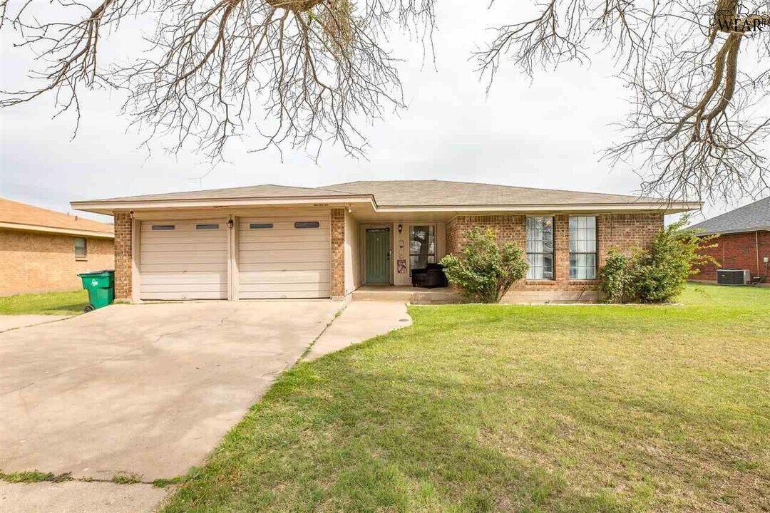 702 W Clara Ave in Iowa Park, TX - Building Photo
