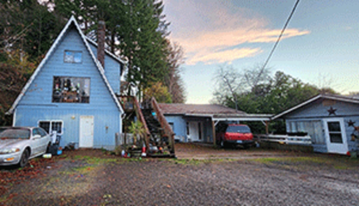 177 NW 6th St in Toledo, OR - Building Photo