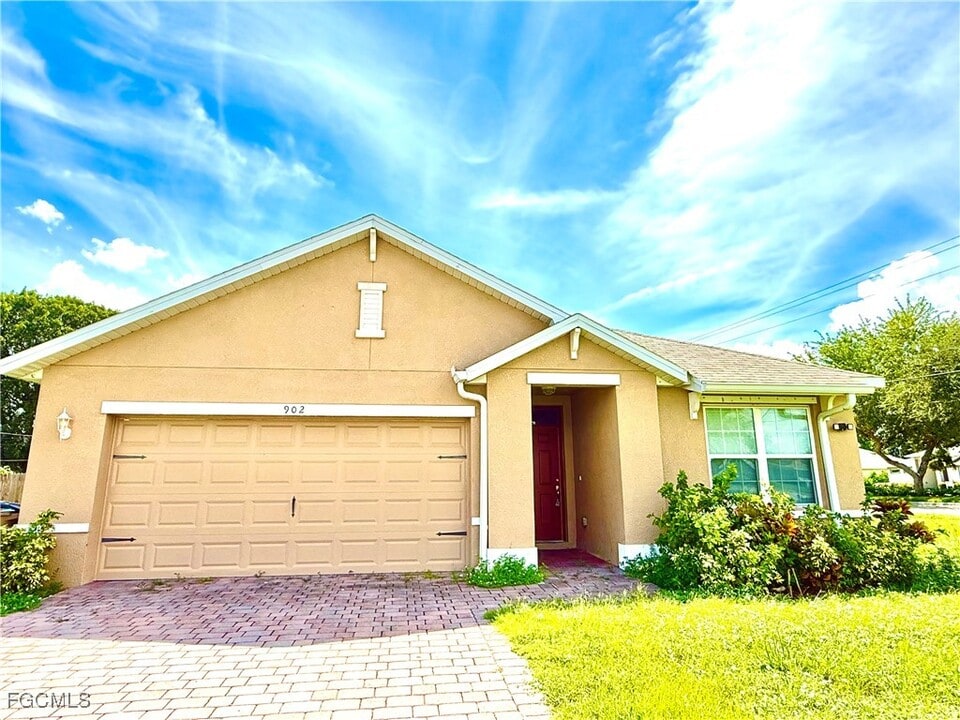 902 SE 31st Terrace in Cape Coral, FL - Building Photo