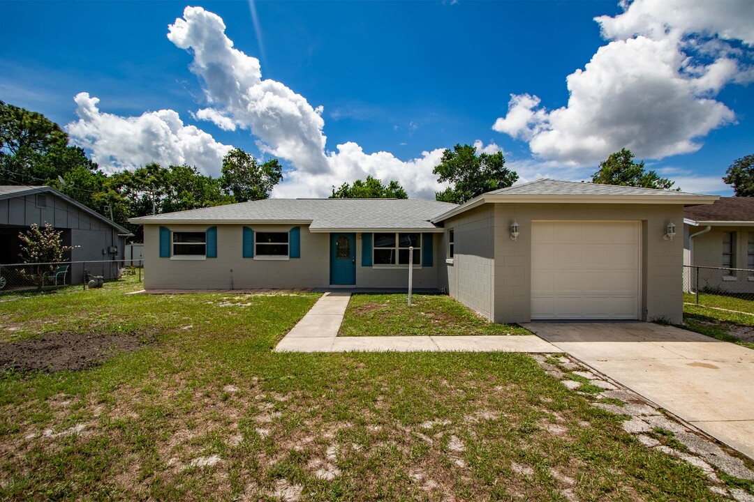 3260 Ruby Dr in Mount Dora, FL - Building Photo