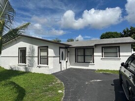 7807 Kimberly Blvd in North Lauderdale, FL - Building Photo