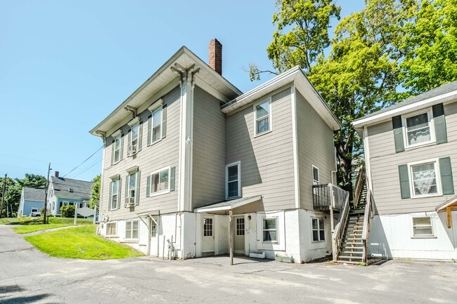 44 Lincoln Avenue in Gardiner, ME - Foto de edificio - Building Photo