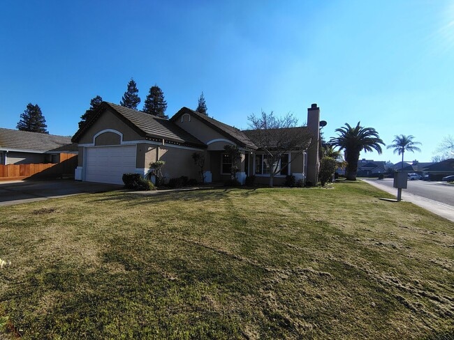 2218 Heritage Manor Dr in Riverbank, CA - Building Photo - Building Photo