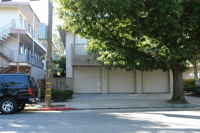 1275 Oak Grove Ave in Burlingame, CA - Foto de edificio - Building Photo