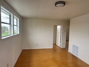 823 Avenue K, Unit 11 in Galveston, TX - Building Photo - Building Photo