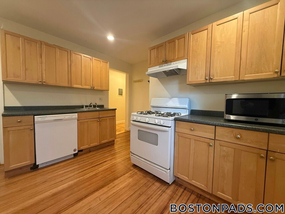 64 Pleasant St in Cambridge, MA - Building Photo