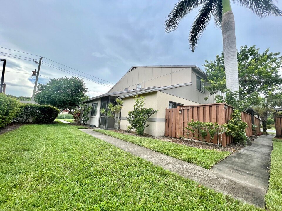 5274 Cedarbend Dr in Ft. Myers, FL - Building Photo