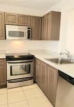 8710 N Sherman Cir in Miramar, FL - Building Photo - Building Photo