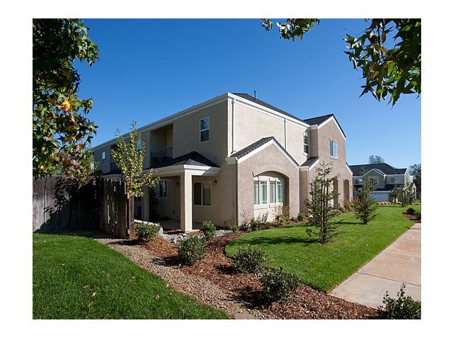 Dana Pointe Townhouses in Redding, CA - Foto de edificio - Building Photo