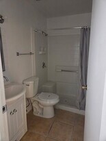 13415 North 21st Pl, Unit 2 in Phoenix, AZ - Building Photo