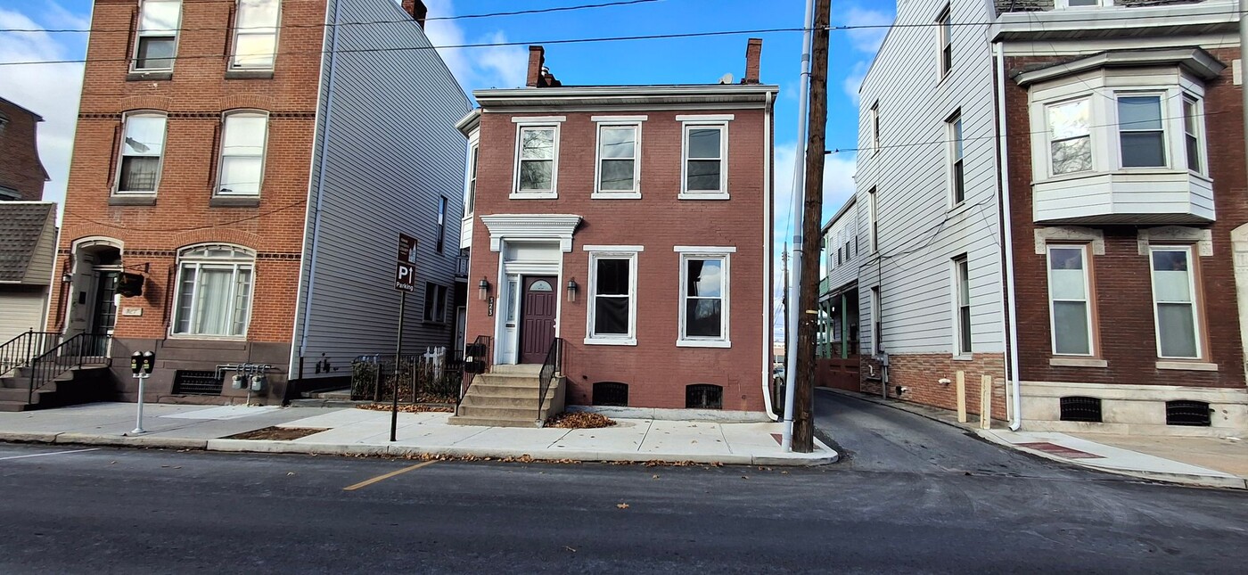 323 Cumberland St in Lebanon, PA - Building Photo