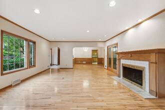 8740 SW Birchwood Rd in Portland, OR - Foto de edificio - Building Photo