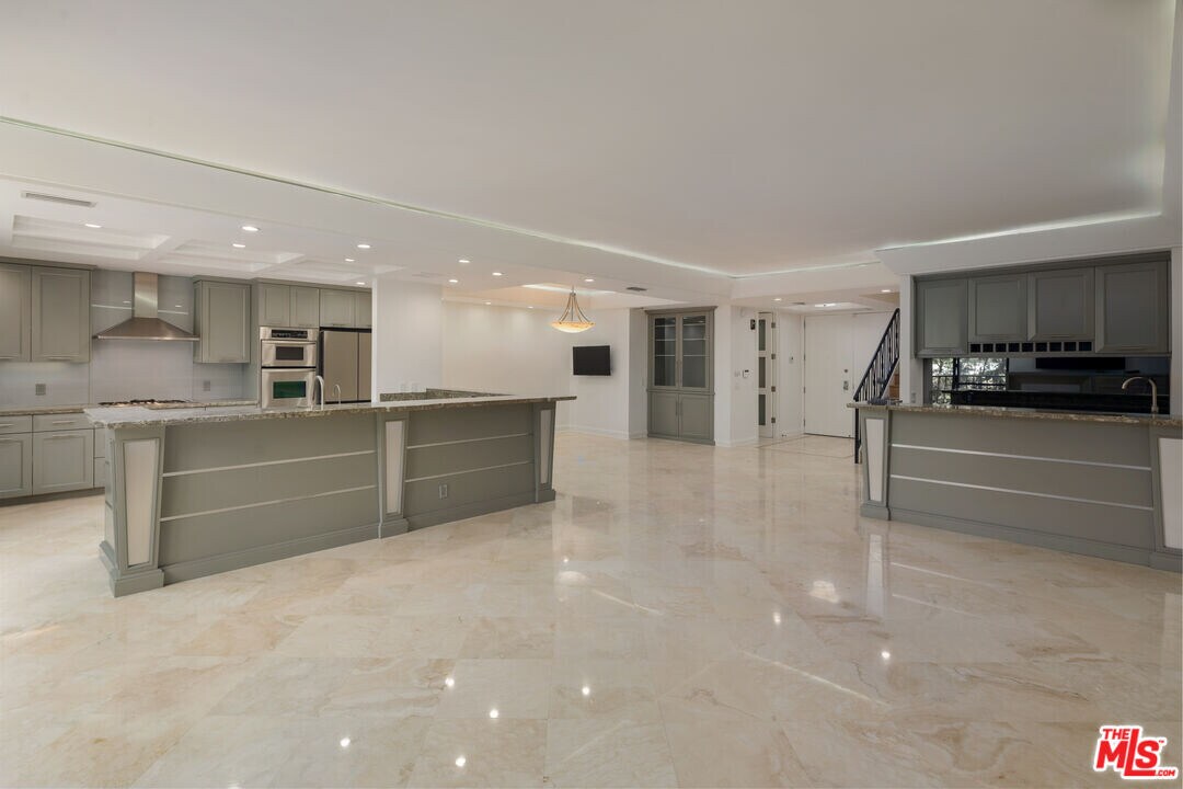 211 S Spalding Dr in Beverly Hills, CA - Building Photo