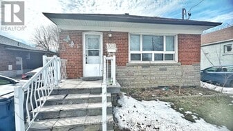 1018 Kennedy Rd in Toronto, ON - Building Photo