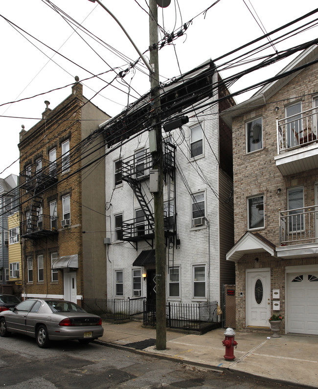 135 Hopkins Ave in Jersey City, NJ - Foto de edificio - Building Photo