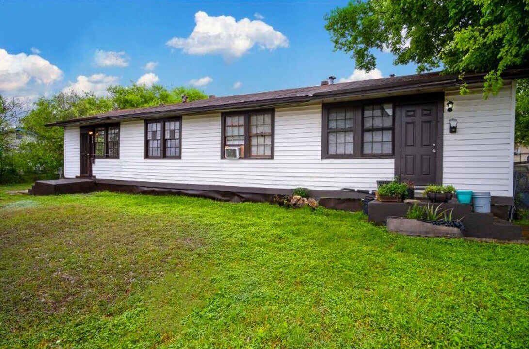 512 Bee St in San Antonio, TX - Building Photo