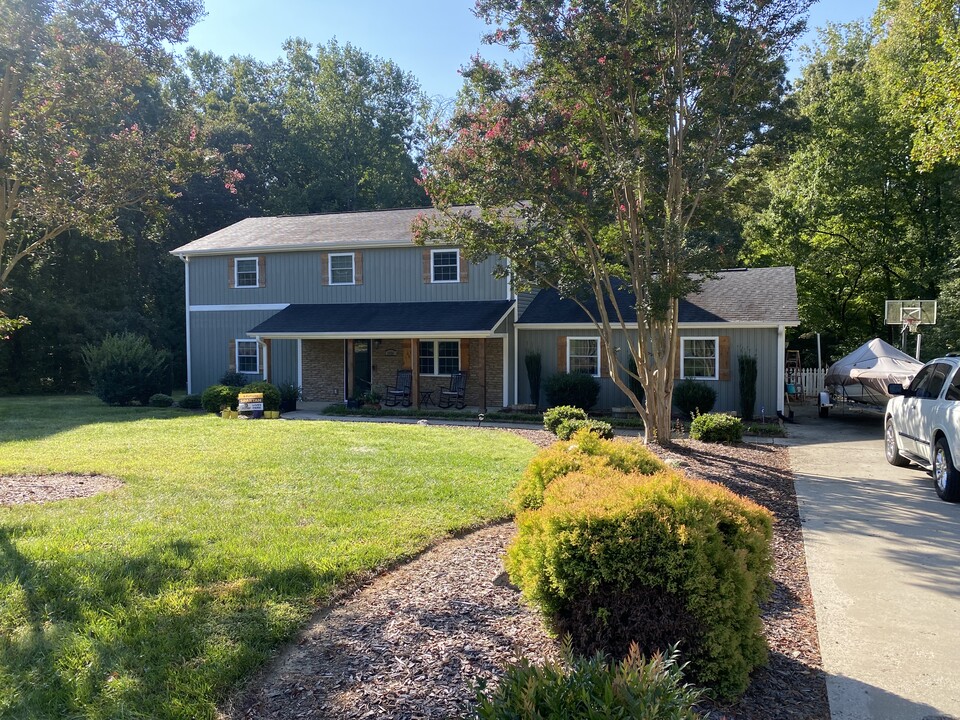 1925 Scalesville Rd in Summerfield, NC - Foto de edificio