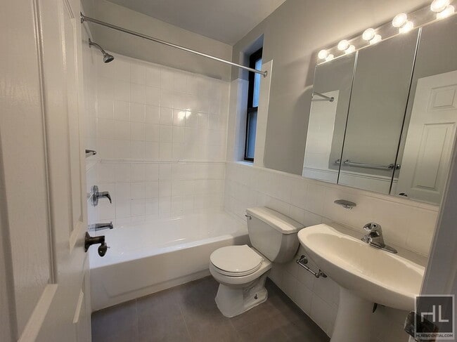 East 18th Street, Unit C4 in New York, NY - Foto de edificio - Building Photo