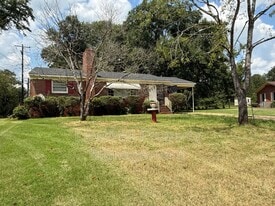 1005 Cook Dr in Sylacauga, AL - Building Photo