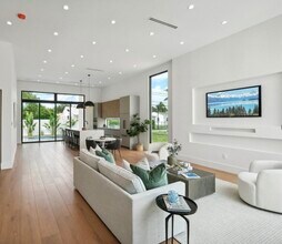 510 NW 50th St in Miami, FL - Foto de edificio - Building Photo