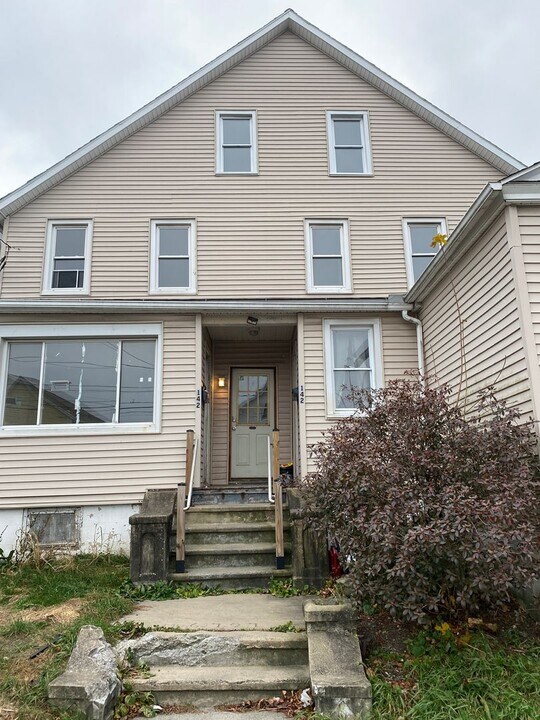 142 Walnut St in Dunmore, PA - Building Photo
