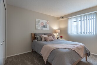 Southgate Towers in Bedford, OH - Foto de edificio - Interior Photo