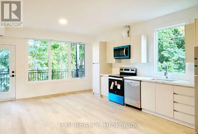 135 Sweetland Ave in Ottawa, ON - Building Photo - Building Photo