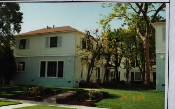 15120 Dickens St in Sherman Oaks, CA - Foto de edificio