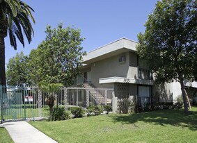 933 S Roberts St in Anaheim, CA - Building Photo