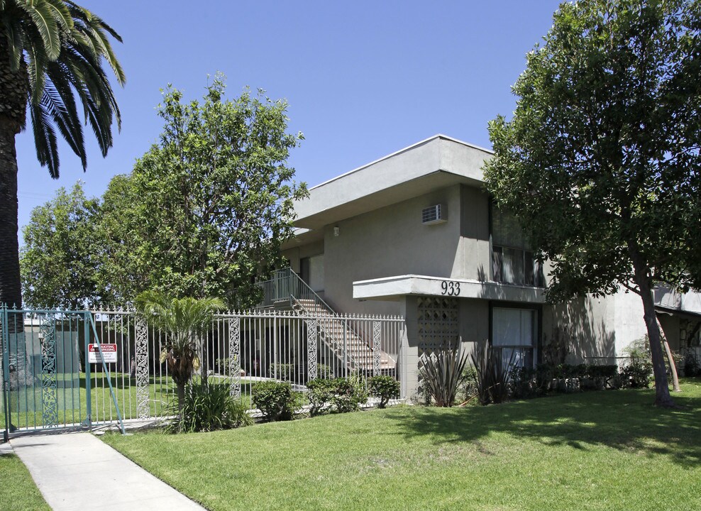 933 S Roberts St in Anaheim, CA - Foto de edificio