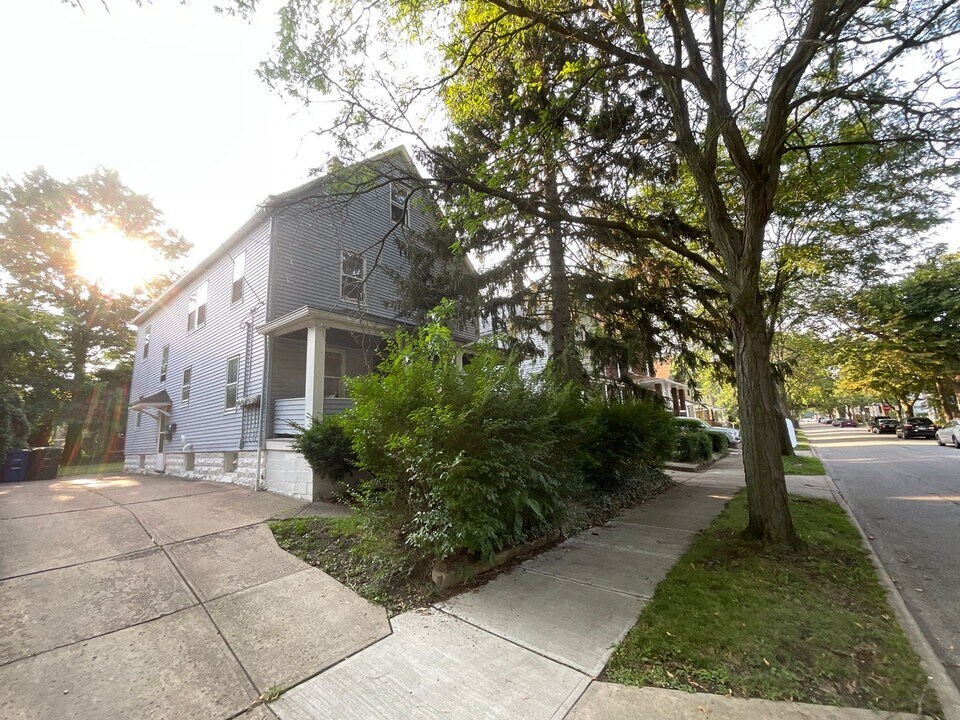 2070 Lark St in Lakewood, OH - Foto de edificio
