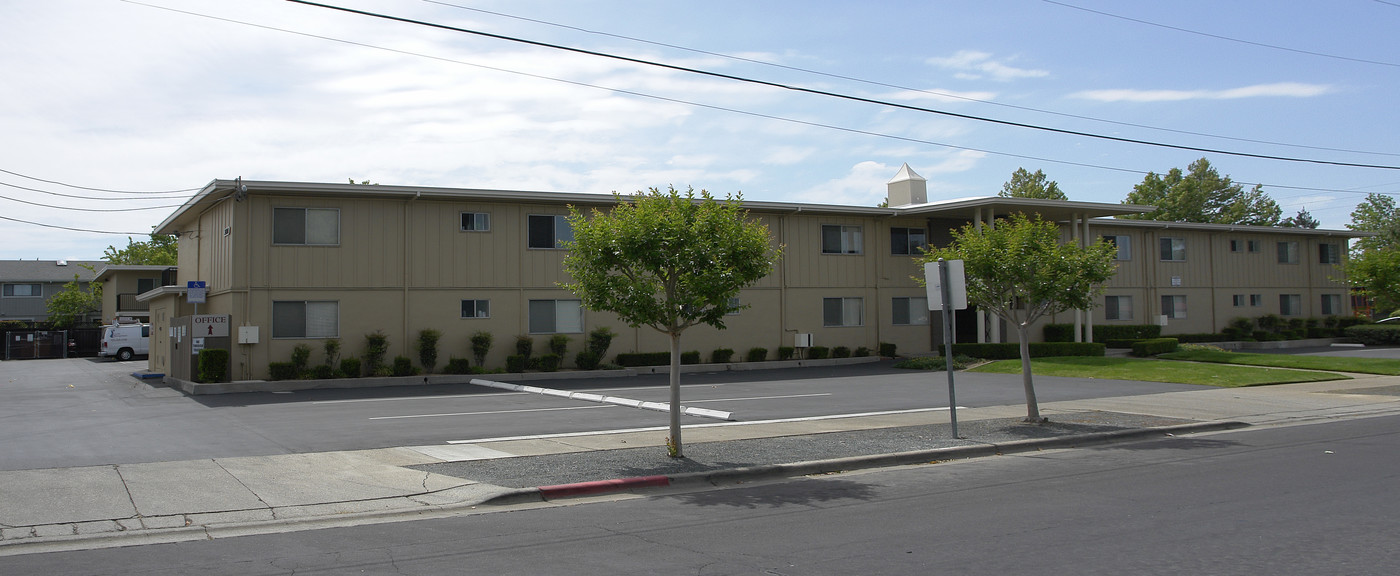 Lincoln Arms in Concord, CA - Building Photo