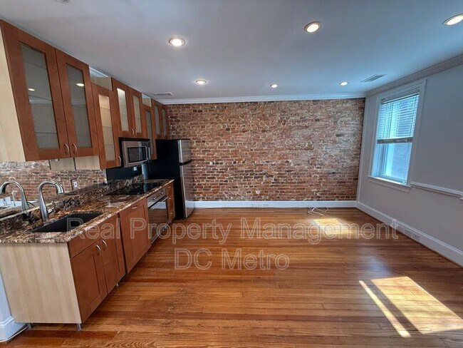 2131 Newport Pl NW in Washington, DC - Building Photo - Building Photo
