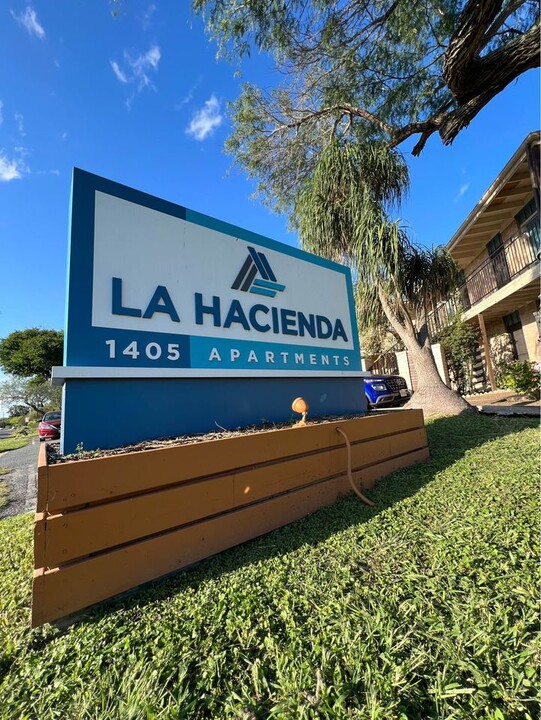 La Hacienda in Brownsville, TX - Foto de edificio