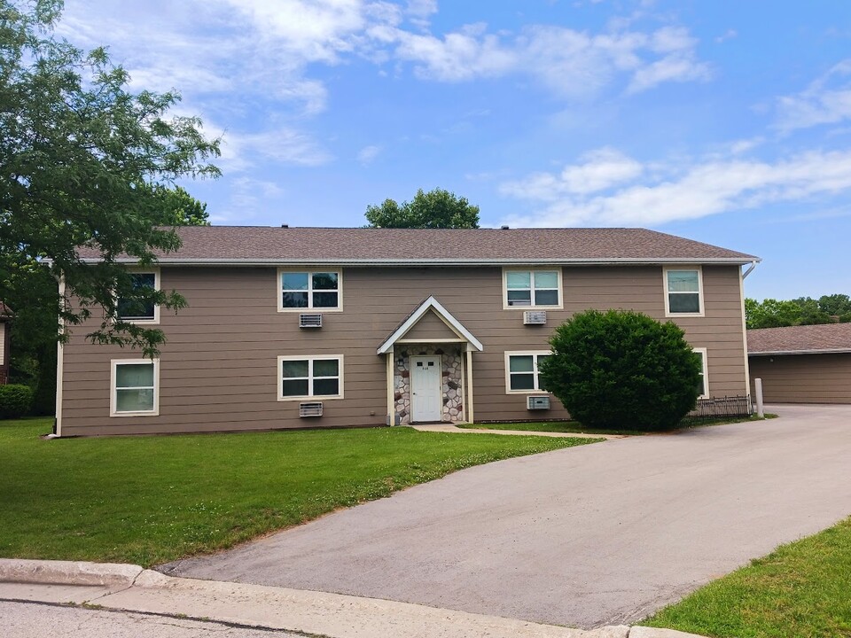 828 Ann Ct, Unit L in Plymouth, WI - Foto de edificio