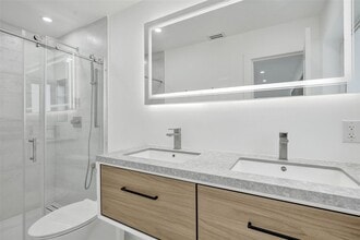 1960 SE 5th Ct in Pompano Beach, FL - Foto de edificio - Building Photo