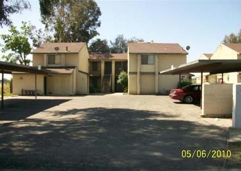 1715 E Douglas Ave in Visalia, CA - Foto de edificio