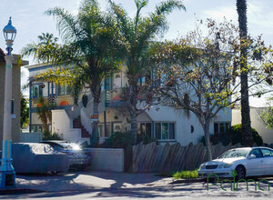 Voltaire St Apts and Market in San Diego, CA - Foto de edificio - Building Photo